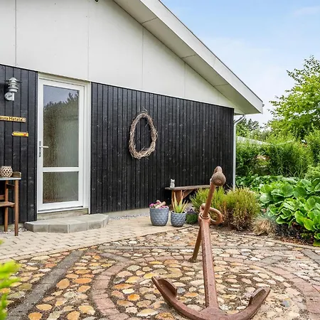 Awesome In With Swimming Pool 펜션 Tarm